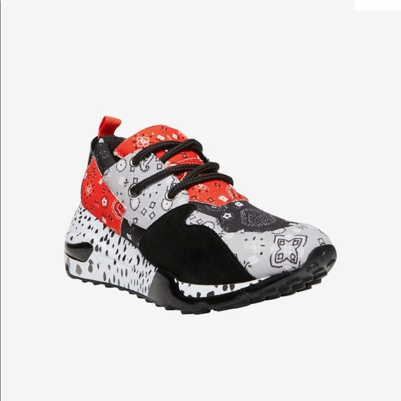 Eye-catching design on a leather and textile upper - Picture 3 of 3